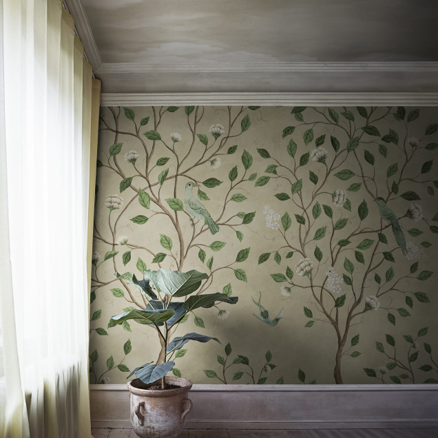 Tapet bej cu design chinoiserie într-o cameră de zi luminoasă