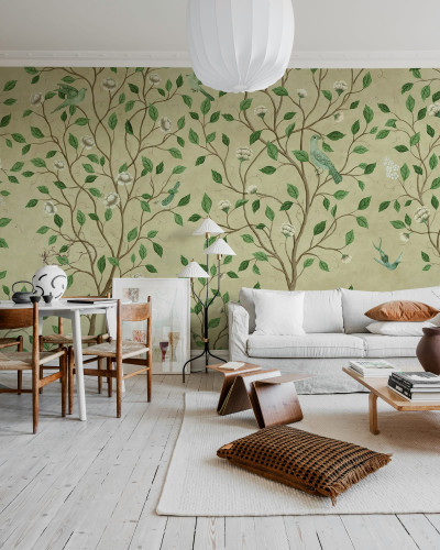 Tapet bej cu design chinoiserie într-o cameră de zi luminoasă