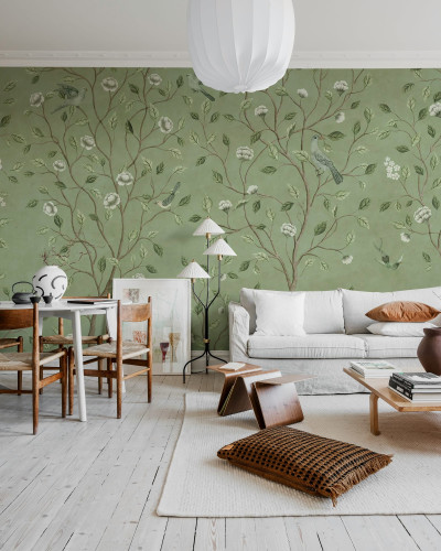 Tapet cu design floral și păsări într-un living amenajat