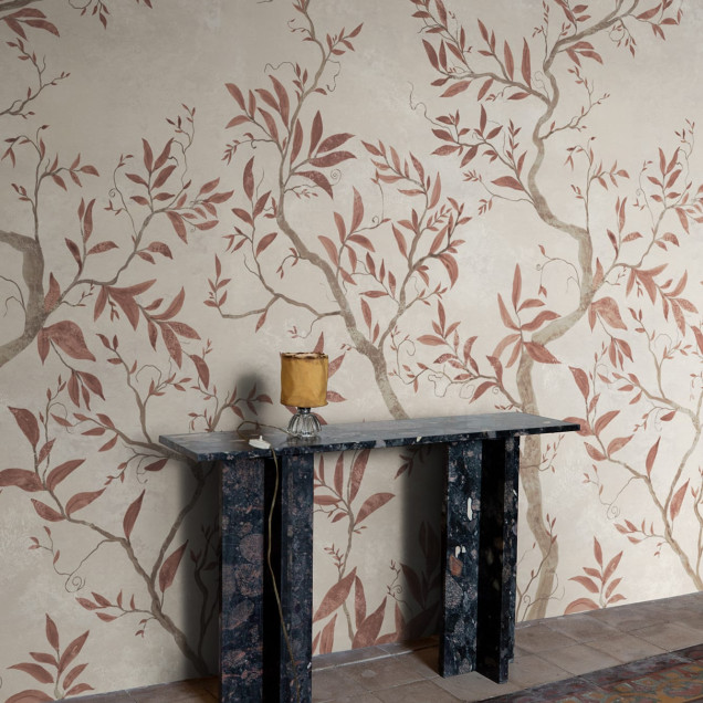 Tapet floral cu ramuri maro într-un living elegant