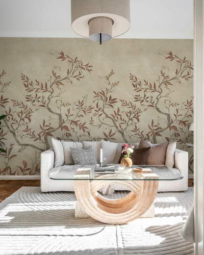 Tapet floral cu ramuri maro într-un living elegant