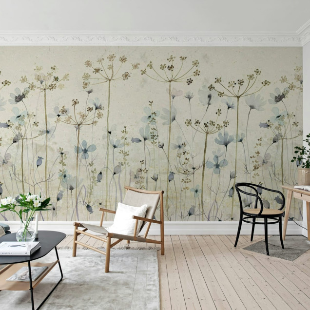 Tapet cu flori delicate, Dreamy Meadow, Blue, cu un design natural si elegant, perfect pentru dormitor.