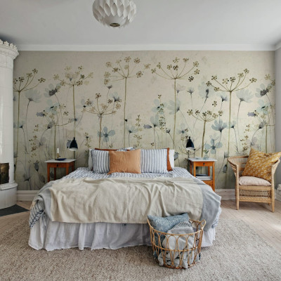 Tapet cu flori delicate, Dreamy Meadow, Blue, cu un design natural si elegant, perfect pentru dormitor.