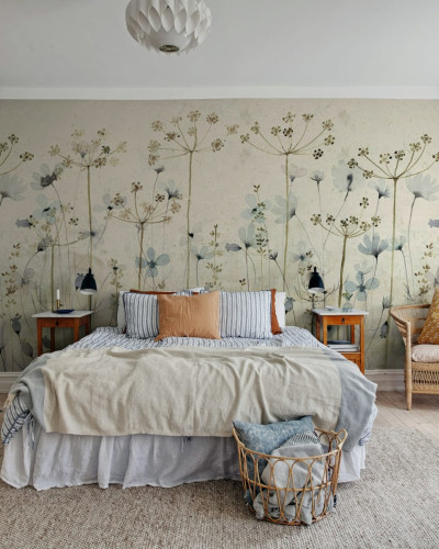 Tapet cu flori delicate, Dreamy Meadow, Blue, cu un design natural si elegant, perfect pentru dormitor.
