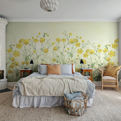 Tapet cu flori galbene vintage, in design floral, aplicat pe peretele unui dormitor