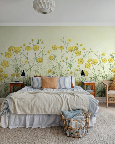 Tapet cu flori galbene vintage, in design floral, aplicat pe peretele unui dormitor