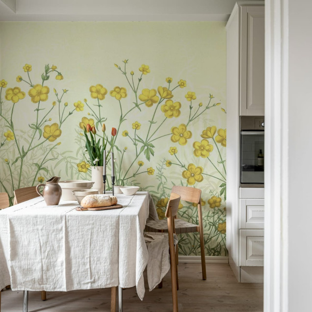 Tapet cu flori galbene vintage, in design floral, aplicat pe peretele unui dormitor