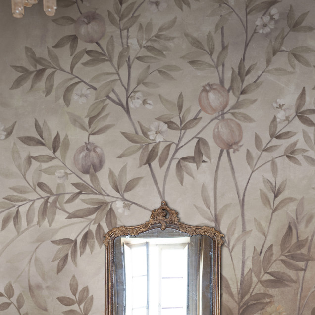 Fototapet cu motiv floral în tonuri de verde și ruginiu într-un living elegant