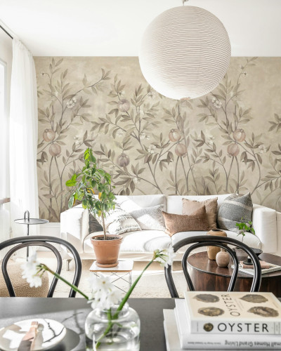 Fototapet cu motiv floral în tonuri de verde și ruginiu într-un living elegant