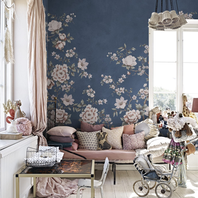 Fototapet floral chinoiserie pe fundal bleumarin într-un living elegant