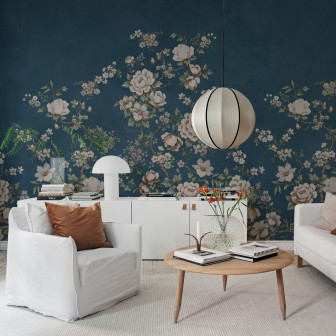 Fototapet floral chinoiserie pe fundal bleumarin într-un living elegant