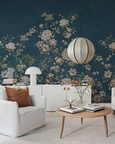 Fototapet floral chinoiserie pe fundal bleumarin într-un living elegant
