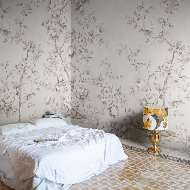 Fototapet floral Chinoiserie gri într-un living elegant