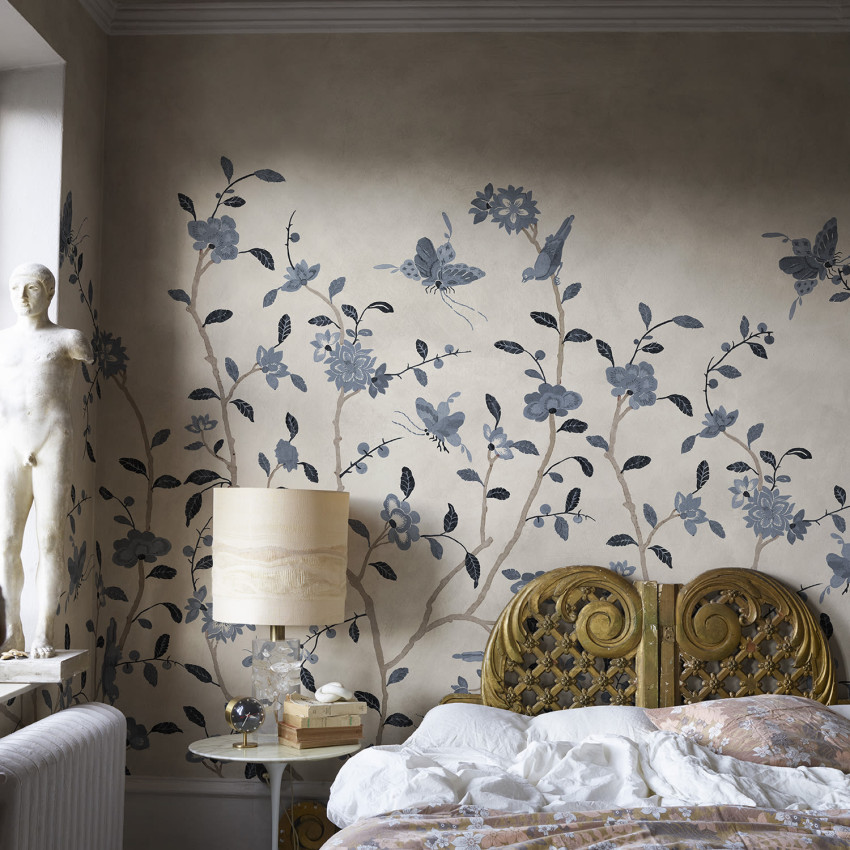 Tapet floral bleu deschis într-un living elegant