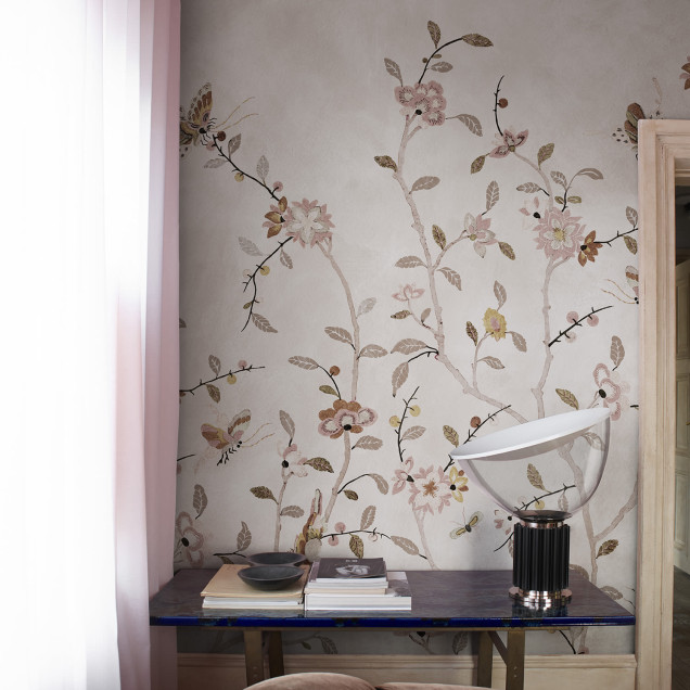 Fototapet floral cu petale roz într-un living elegant