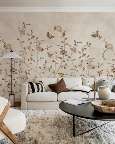 Fototapet floral cu petale roz într-un living elegant