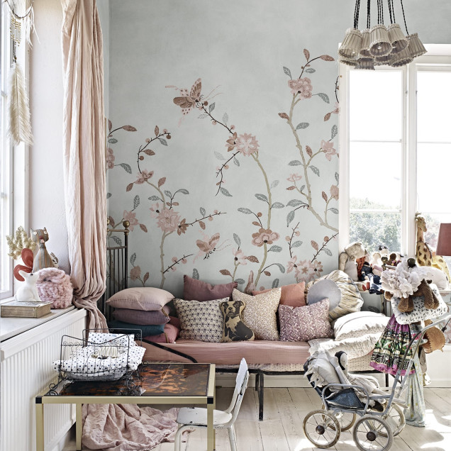 Tapet floral bleu deschis într-un living elegant
