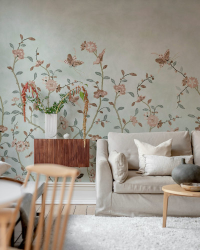 Tapet floral bleu deschis într-un living elegant