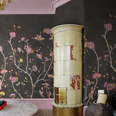 Fototapet floral elegant cu ramuri înflorite pe fundal negru