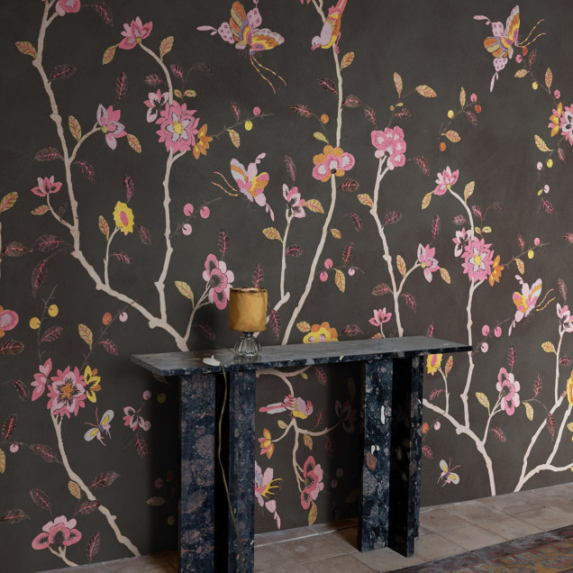 Fototapet floral elegant cu ramuri înflorite pe fundal negru