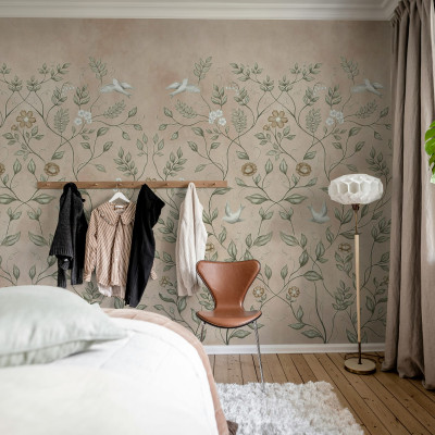 Tapet floral cu design delicat de flori și păsări într-un dormitor