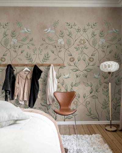 Tapet floral cu design delicat de flori și păsări într-un dormitor