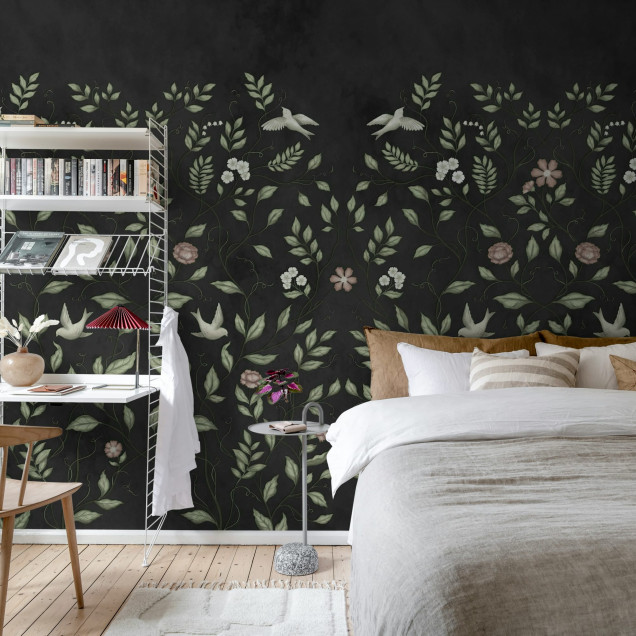 Fototapet cu design floral și păsări delicate într-un living modern