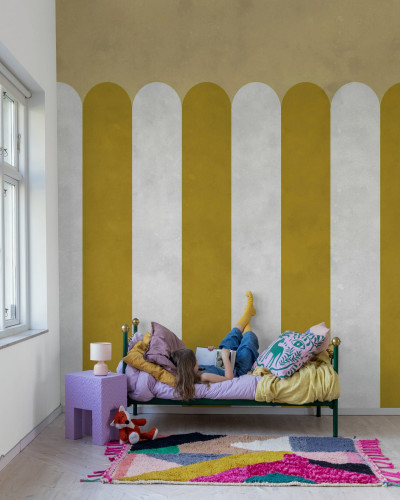 Fototapet cu dungi muștar și albe într-o cameră decorată