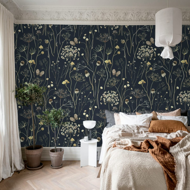 Wallpaper Flower Garden, Midnight cu flori uscate și fluturi pe un fundal negru