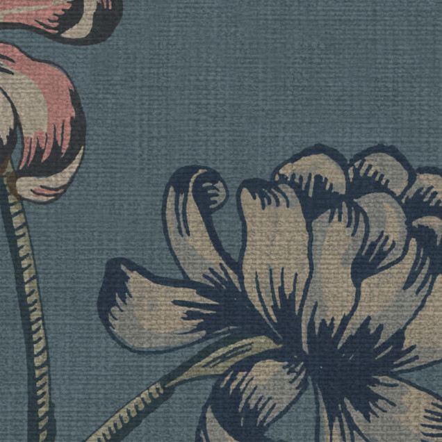 Wallpaper floral in nuante de albastru, cu flori delicate si ramuri subtiri, incadrand o masa cu scaune intr-o camera luminoasa.