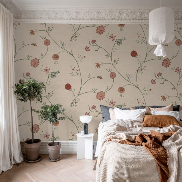 Tapet floral cu design delicat, în tonuri de nisip.