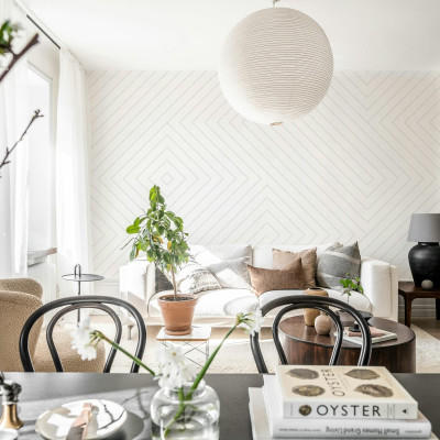 Tapet geometric abstract alb și gri, Labyrinth White, cu linii fine și subtile care se intersectează pentru a crea un labirint vizual captivant.