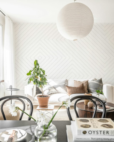 Tapet geometric abstract alb și gri, Labyrinth White, cu linii fine și subtile care se intersectează pentru a crea un labirint vizual captivant.