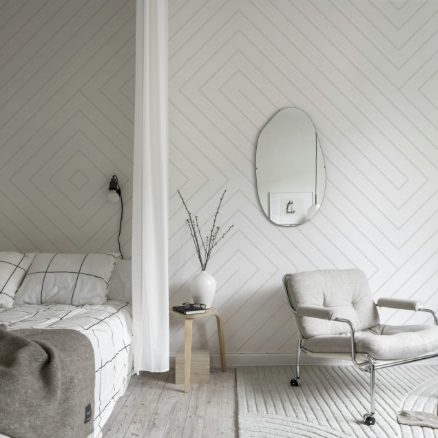 Tapet geometric abstract alb și gri, Labyrinth White, cu linii fine și subtile care se intersectează pentru a crea un labirint vizual captivant.