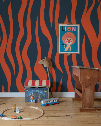 Fototapet cu dungi zebra, albastru si portocaliu, decorat cu elemente din camera unui copil