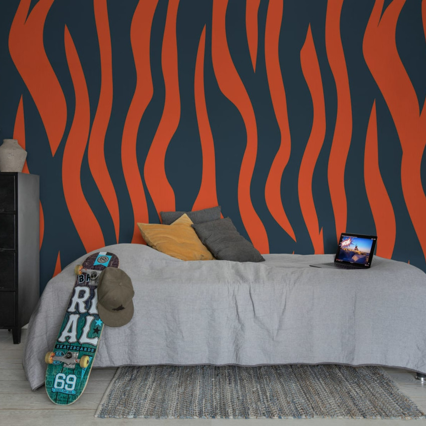 Tapet cu dungi de zebra albastre și roz, Zebra Lines, Blue & Pink, decorat cu un pat alb într-o cameră cu decor modern.