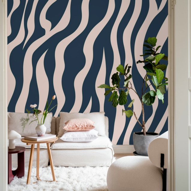 Tapet cu dungi de zebra albastre și roz, Zebra Lines, Blue & Pink, decorat cu un pat alb într-o cameră cu decor modern.