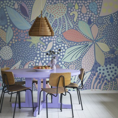 Tapet floral abstract cu design modern în culori pastelate.