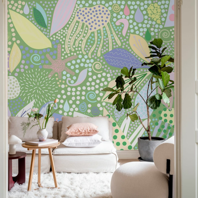 Tapet cu flori artistice in verde, cu un design modern si abstract