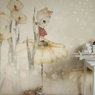 Wallpaper cu fetita pe o floare galbena si flori delicate