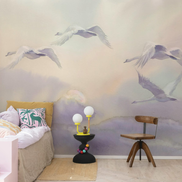 Tapet cu lebăde care zboară într-un cer pastelat, în decorul unui dormitor minimalist