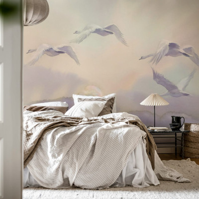 Tapet cu lebăde care zboară într-un cer pastelat, în decorul unui dormitor minimalist