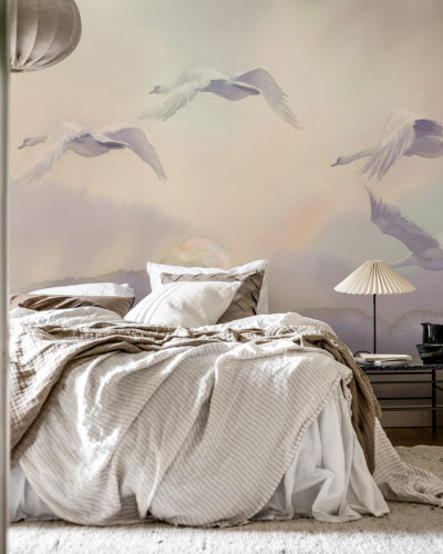 Tapet cu lebăde care zboară într-un cer pastelat, în decorul unui dormitor minimalist