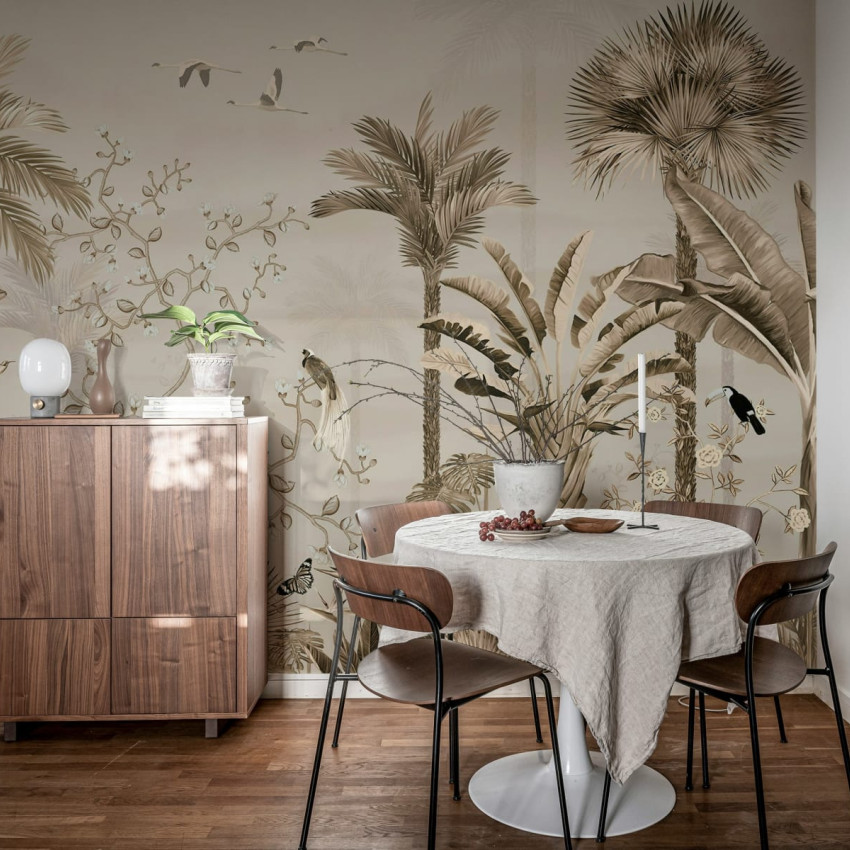 Tapet tropical cu design elegant, Magnolia Jungle Black, cu palmieri inalti, frunze de banan si flori delicate de magnolia pe un fundal negru
