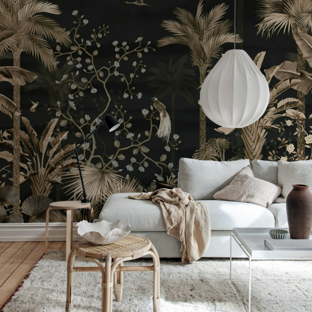 Tapet tropical cu design elegant, Magnolia Jungle Black, cu palmieri inalti, frunze de banan si flori delicate de magnolia pe un fundal negru