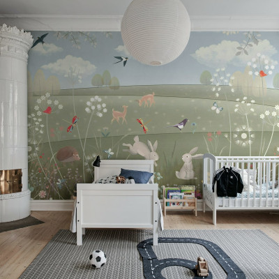 Tapet Spring Meadow cu design unic și vesel, perfect pentru camera copiilor. Adaugă o notă de prospețime și culoare cu iepuri drăguți, păsări și flori.