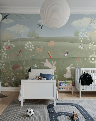 Tapet Spring Meadow cu design unic și vesel, perfect pentru camera copiilor. Adaugă o notă de prospețime și culoare cu iepuri drăguți, păsări și flori.