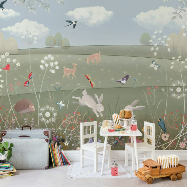 Tapet Spring Meadow cu design unic și vesel, perfect pentru camera copiilor. Adaugă o notă de prospețime și culoare cu iepuri drăguți, păsări și flori.