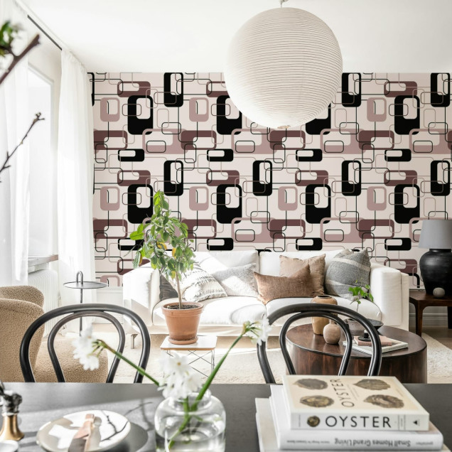 Tapet geometric cu patrate negre si prune, pe un fond alb, in interiorul unei camere cu mobilier modern.