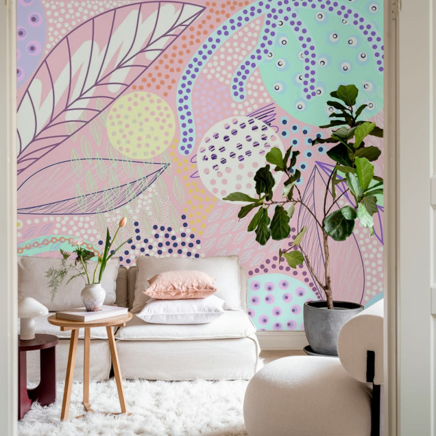 Tapet cu design abstract, in nuante pastelate de roz, verde si galben, perfect pentru a crea un spatiu modern si vibrant.